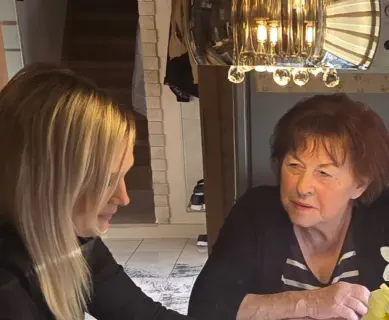 2 Frauen werden interpretieren von Werbung